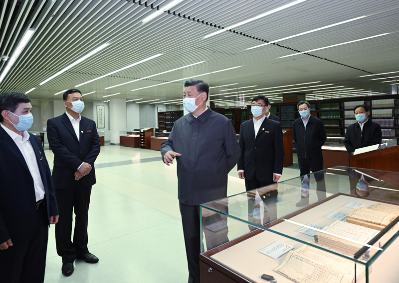 2022年4月25日，習(xí)近平來(lái)到中國(guó)人民大學(xué)考察調(diào)研。這是他在圖書館考察。