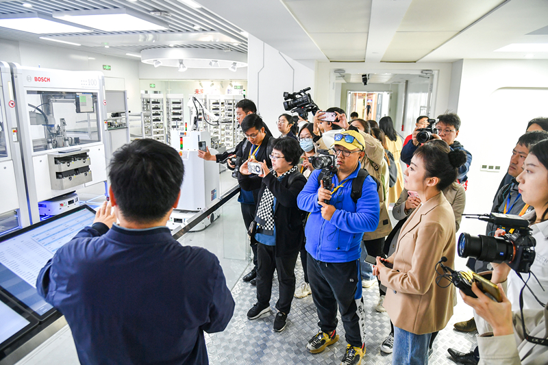 2023年10月16日，第三屆“一帶一路”國(guó)際合作高峰論壇新聞中心組織中外記者采訪。記者在中德大廈內(nèi)的博世未來(lái)工廠展區(qū)參觀，了解其高質(zhì)量創(chuàng)新發(fā)展成果。