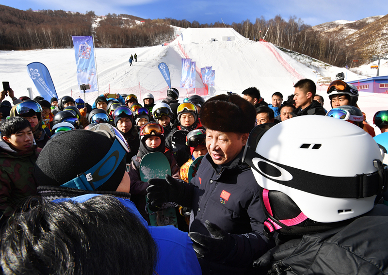 2017年1月23日，習近平總書記在云頂滑雪場同正在集訓的國家滑雪隊運動員及滑雪愛好者親切交談。