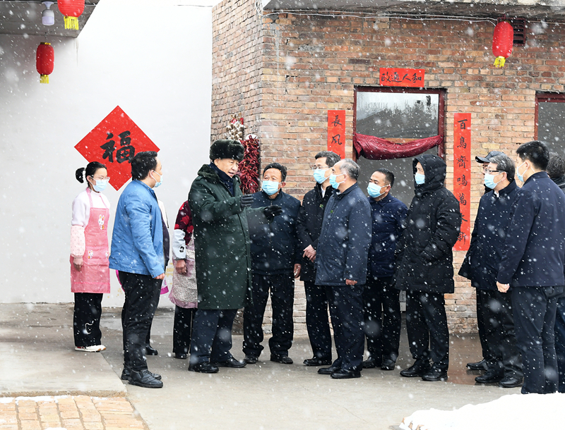 2022年1月26日，習近平總書記在山西霍州馮南垣村受災村民師紅兵家看望。