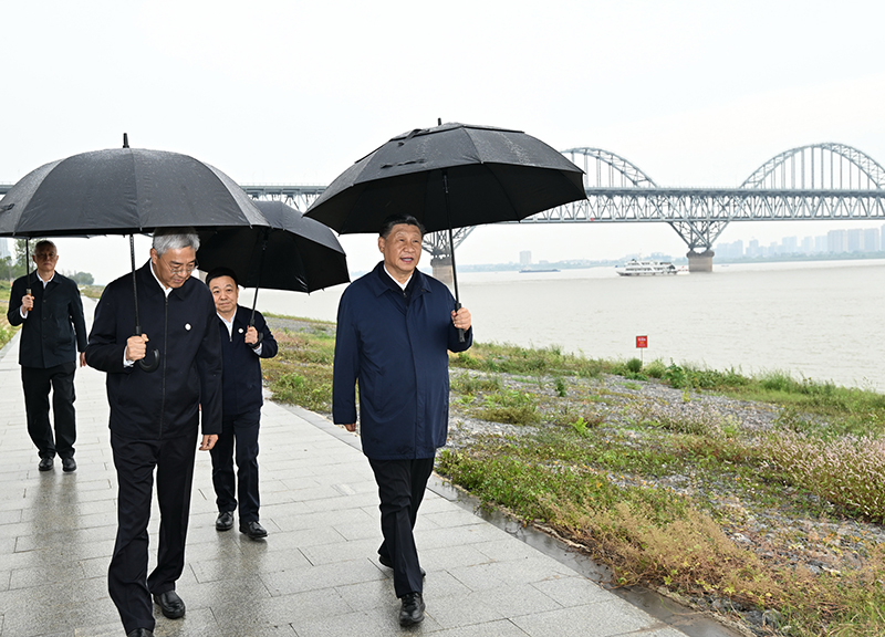 2023年10月10日，習(xí)近平總書(shū)記在江西省九江市長(zhǎng)江國(guó)家文化公園九江城區(qū)段考察時(shí)，冒雨沿江堤步行察看沿岸風(fēng)貌。