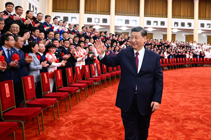 2022年4月8日，北京冬奧會(huì)、冬殘奧會(huì)總結(jié)表彰大會(huì)在北京人民大會(huì)堂隆重舉行。會(huì)前，習(xí)近平等會(huì)見北京冬奧會(huì)、冬殘奧會(huì)突出貢獻(xiàn)集體代表、突出貢獻(xiàn)個(gè)人和中國體育代表團(tuán)成員。