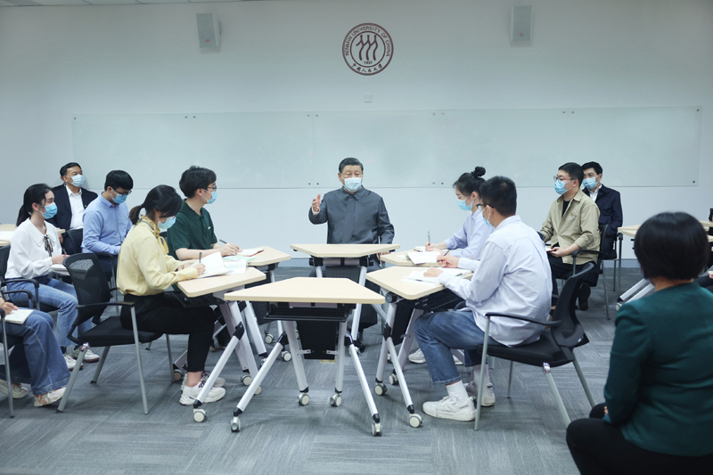 2022年4月25日，習(xí)近平總書記來(lái)到中國(guó)人民大學(xué)考察調(diào)研。這是總書記在立德樓觀摩思政課智慧教室現(xiàn)場(chǎng)教學(xué)并參與討論。