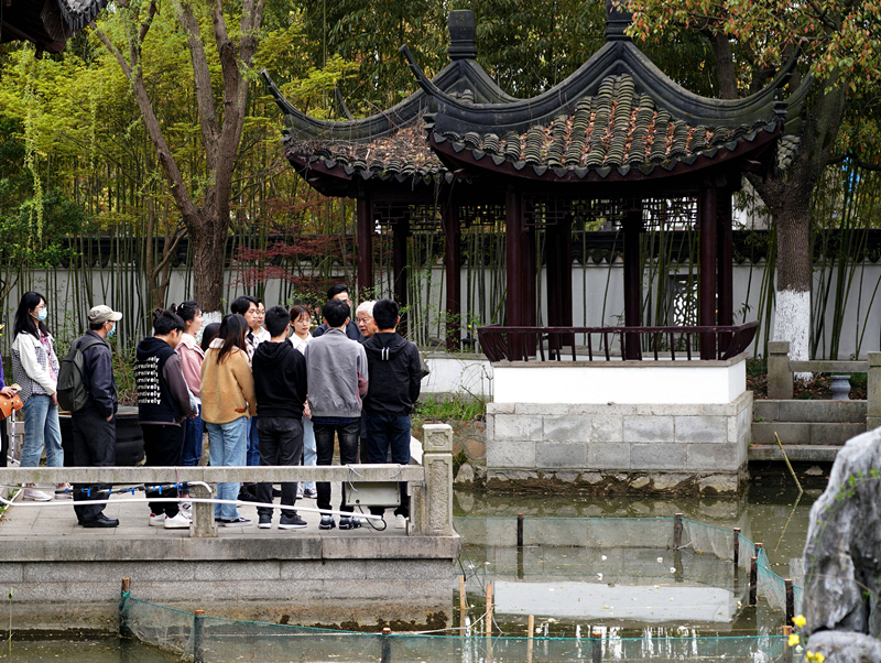 2021年3月30日，在上海交通大學(xué)南蘇園的“微型洱?！迸裕缀Ｄ辖淌跒閷W(xué)生們打造“沉浸式”思政課。