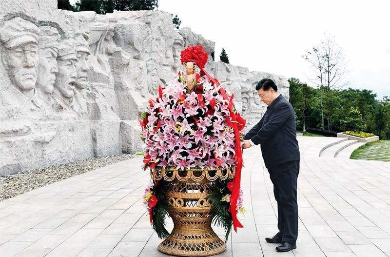 2021年4月25日至27日，中共中央總書記、國(guó)家主席、中央軍委主席習(xí)近平在廣西考察。這是25日上午，習(xí)近平在位于桂林市全州縣的紅軍長(zhǎng)征湘江戰(zhàn)役紀(jì)念園，向湘江戰(zhàn)役紅軍烈士敬獻(xiàn)花籃。 新華社記者 謝環(huán)馳/攝
