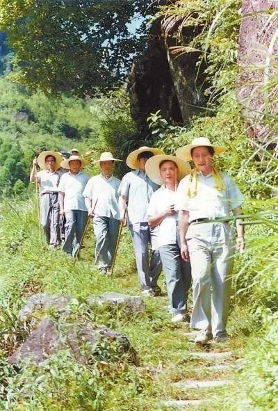 1989年7月，習(xí)近平在壽寧縣山村。