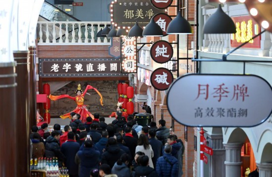 顧客在天津老字號集合店內(nèi)觀看演出。新華社記者 趙子碩 攝