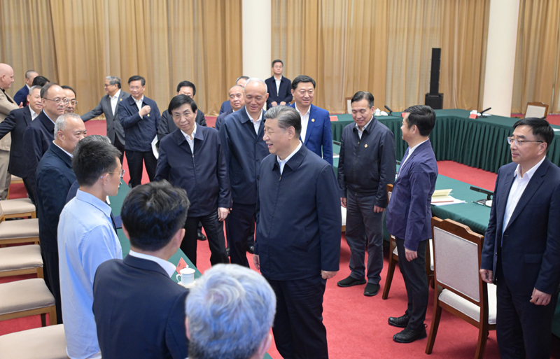 2024年5月23日，習近平總書記在山東省濟南市主持召開企業(yè)和專家座談會并發(fā)表重要講話。這是總書記同參會的企業(yè)和專家代表親切交流。