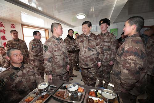2014年1月26日中午，習(xí)近平來(lái)到連隊(duì)食堂，同戰(zhàn)士們一起用餐。新華社記者 李剛 攝