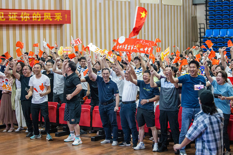 北京時間7月27日，2024年巴黎奧運會首個比賽日，在射擊10米氣步槍混合團體比賽中，中國選手黃雨婷/盛李豪獲得金牌。圖為黃雨婷的母校師生們通過收看奧運直播的方式為她加油助威。