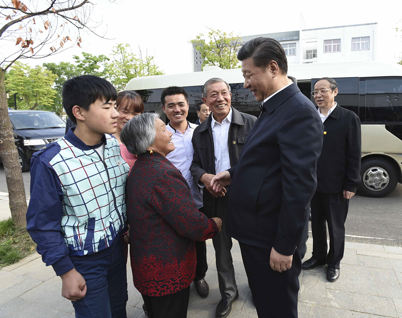 2016年4月25日，習(xí)近平在安徽省滁州市鳳陽縣小崗村看望當(dāng)年大包干帶頭人嚴(yán)金昌（右三）一家。